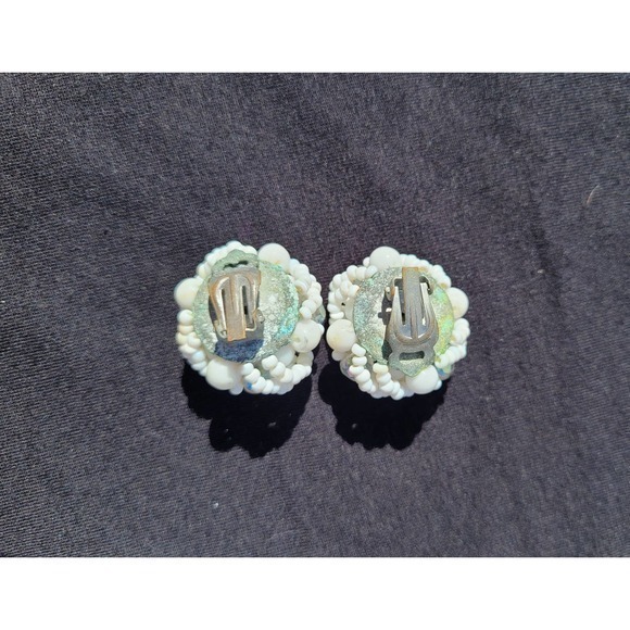 Vintage White‎ Iridescent Twisted Cluster Seed Bead Round Fob Clip On Earrings - Picture 7 of 9